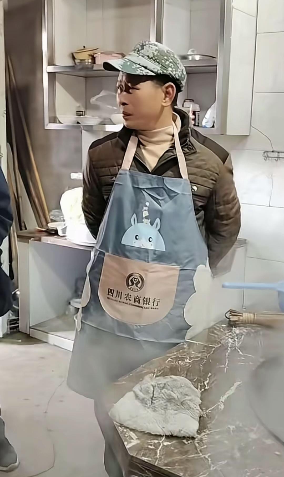 呆呆的父亲是真不容易，

一天都没离开过厨房，

柴火烧没了一批又一批，整个人也