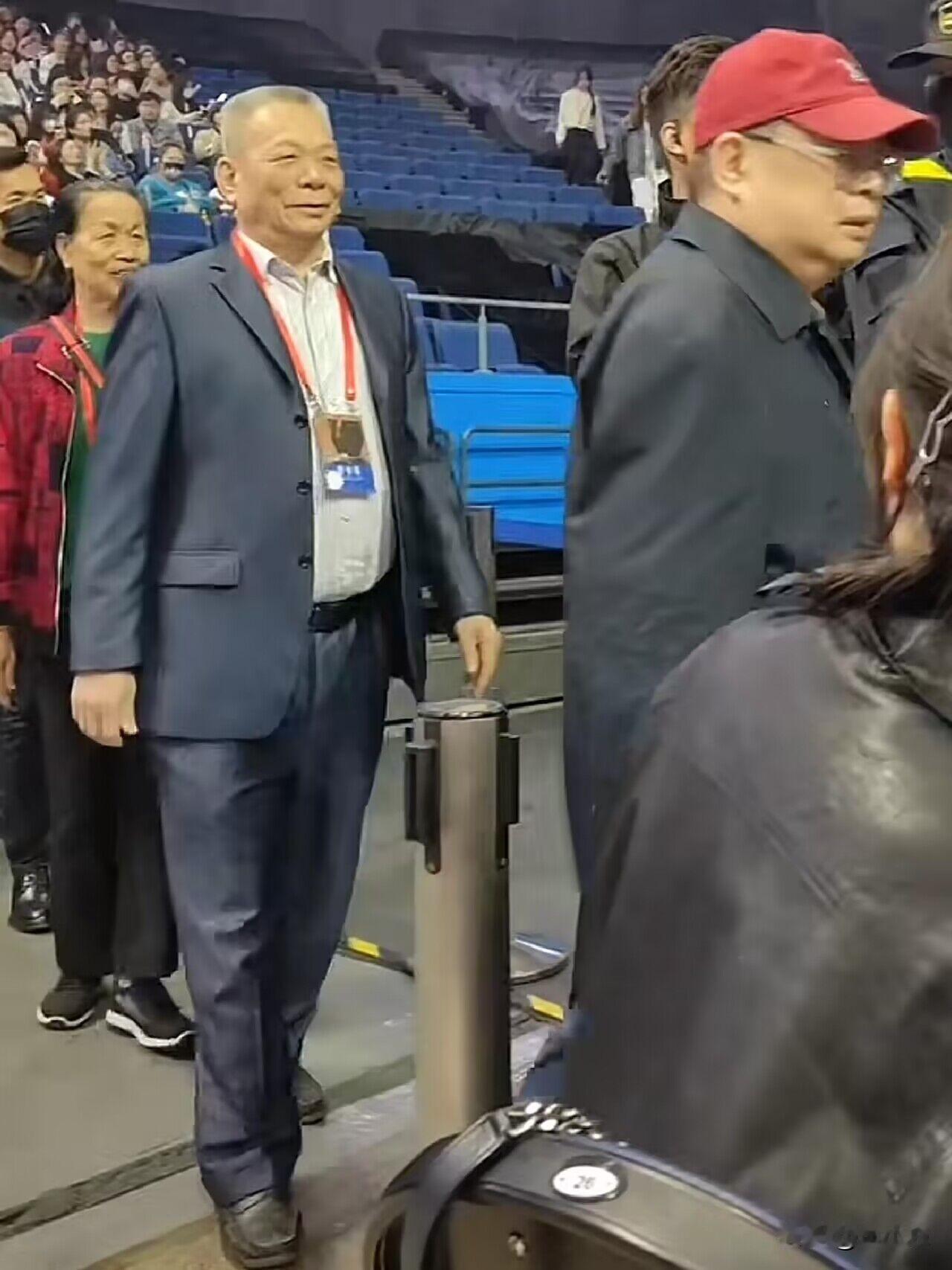 没去成节目的生哥爸妈和代替他俩去节目的花生伯伯终于见面啦！陈楚生的高光时刻来临。