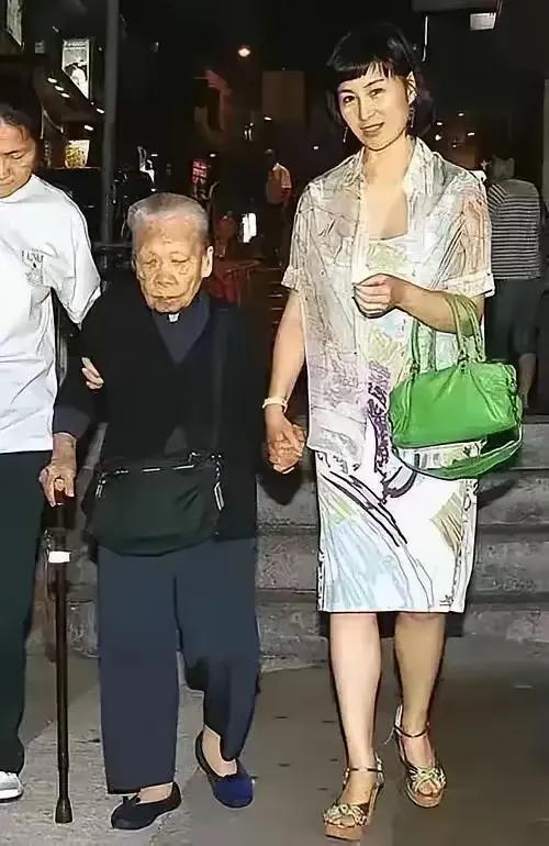 照片中的这个老太太和这个年轻的女子应该是什么关系呢？虽然身高差异很大，但是从相貌