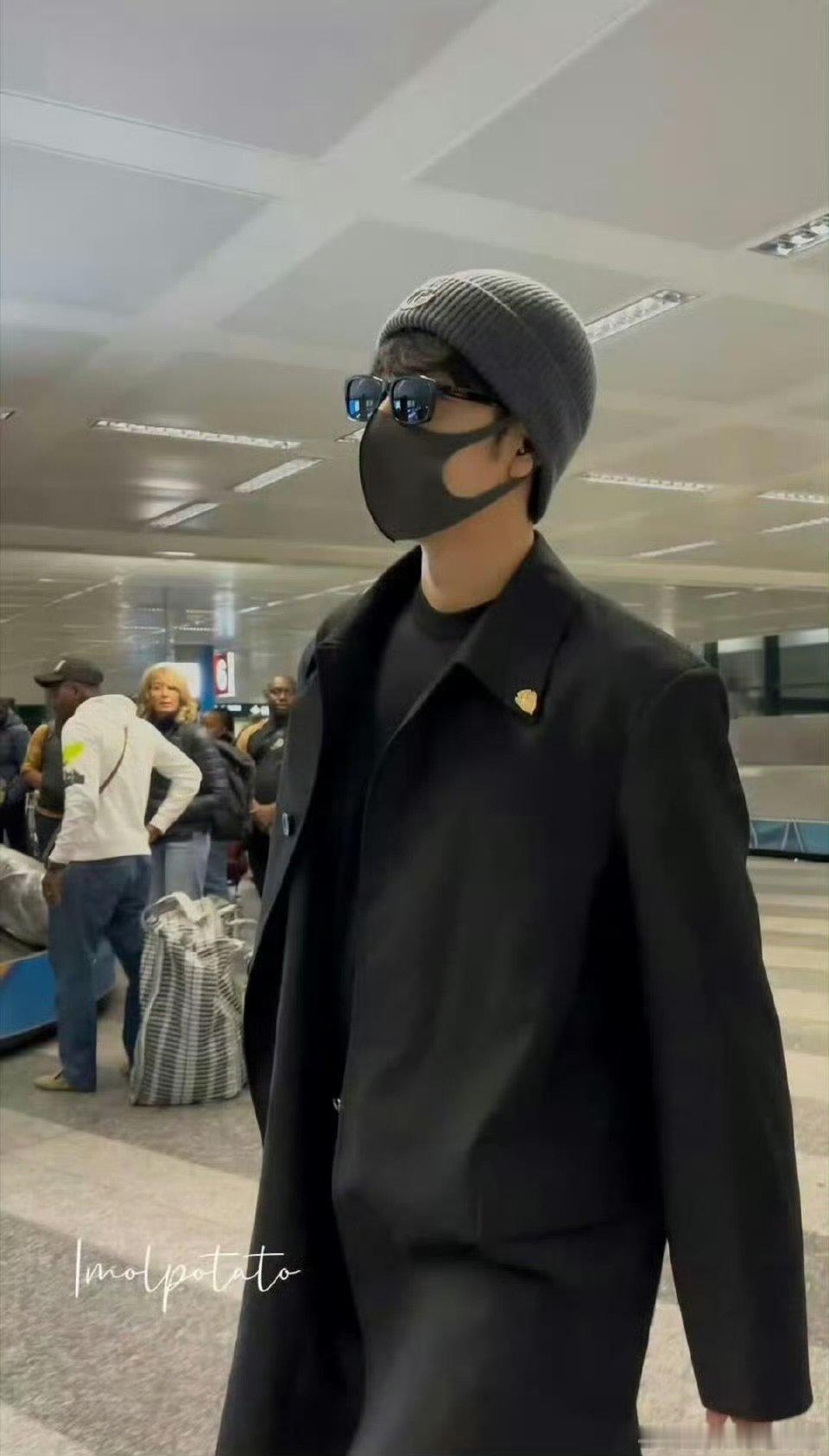 肖战好圆的一颗头肖战米兰时装周到达路透 肖战好圆的一颗头 