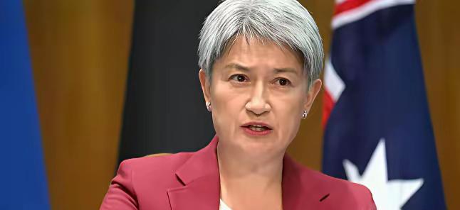 澳外长黄英贤在中菲仁爱礁摩擦后点名批评中国"破坏稳定"，转身就宣布向菲海岸警卫队