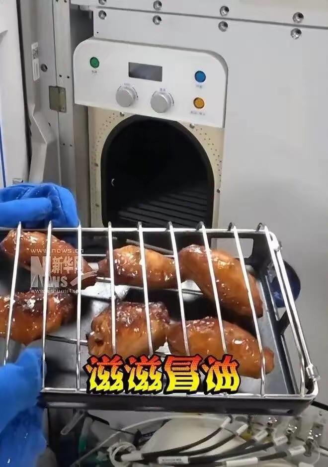 中国航天员在空间站用太空版空气炸锅烤鸡翅牛排：中国航天员在空间站用九阳联合研制的