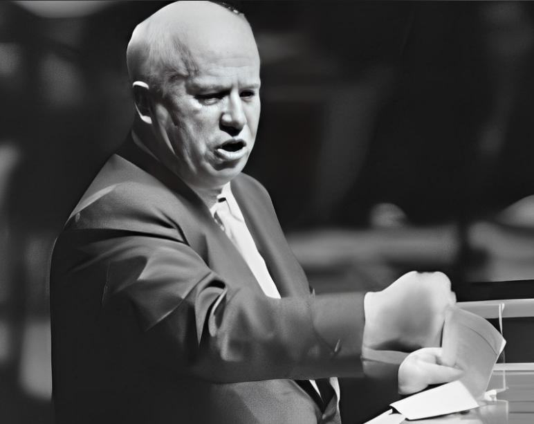 1943年，赫鲁晓夫儿子被判枪决，他为救儿子竟两次向斯大林下跪，尊严尽失，但最终