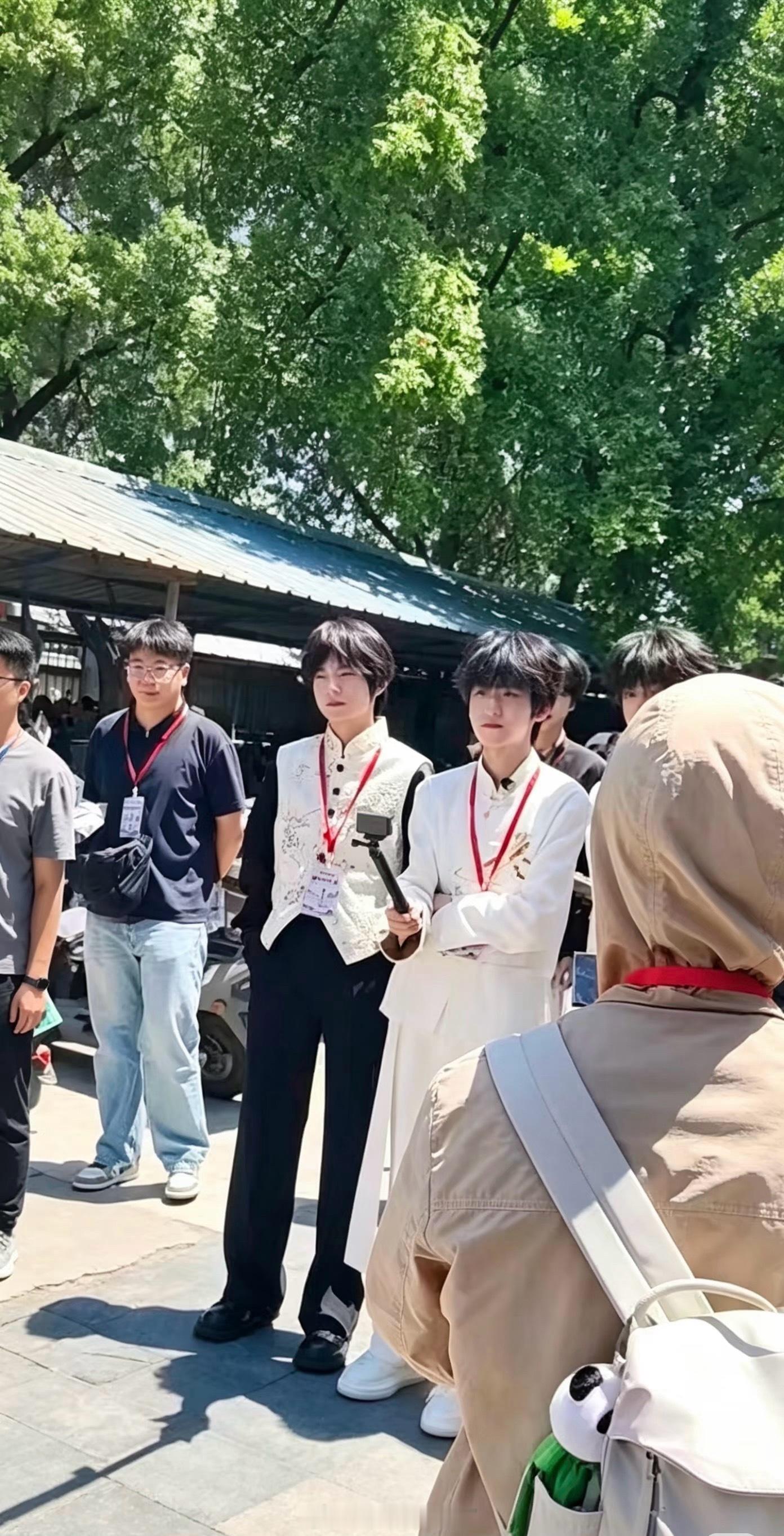 TF家族四代练习生团综路透，是新中式的衣服。 