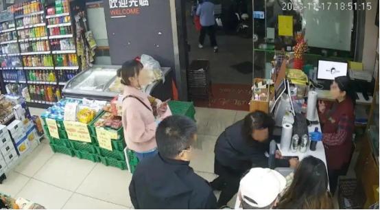 上海，47岁女子去便利店购买啤酒，还未出门，想把啤酒退掉。收银员告知，没有小票不