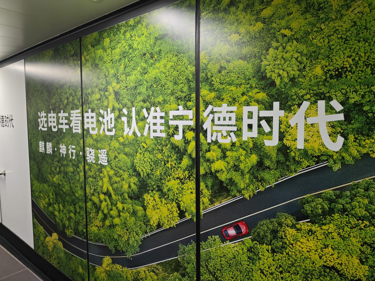 以前买电车：这车电池是宁德时代的吗？是三元锂吗？抗不抗用？
现在买电车：这车好看