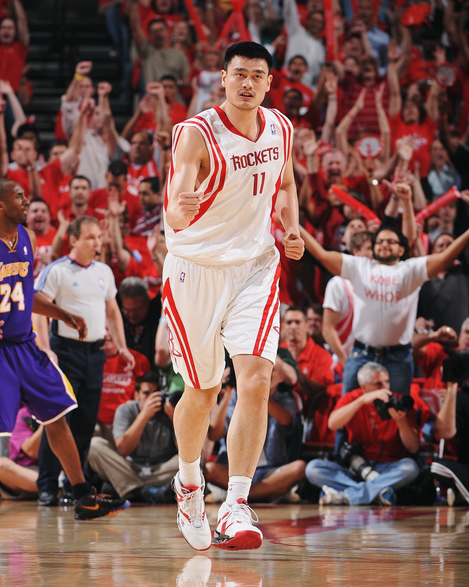 姚明在NBA的9年均效力於休士頓火箭，場均繳出19分9.2籃板1.9助攻 姚明
