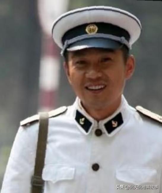 总有人说父母爱情里老丁比江德福真实，可对比下来，两人真的天差地别，老丁实在算不上