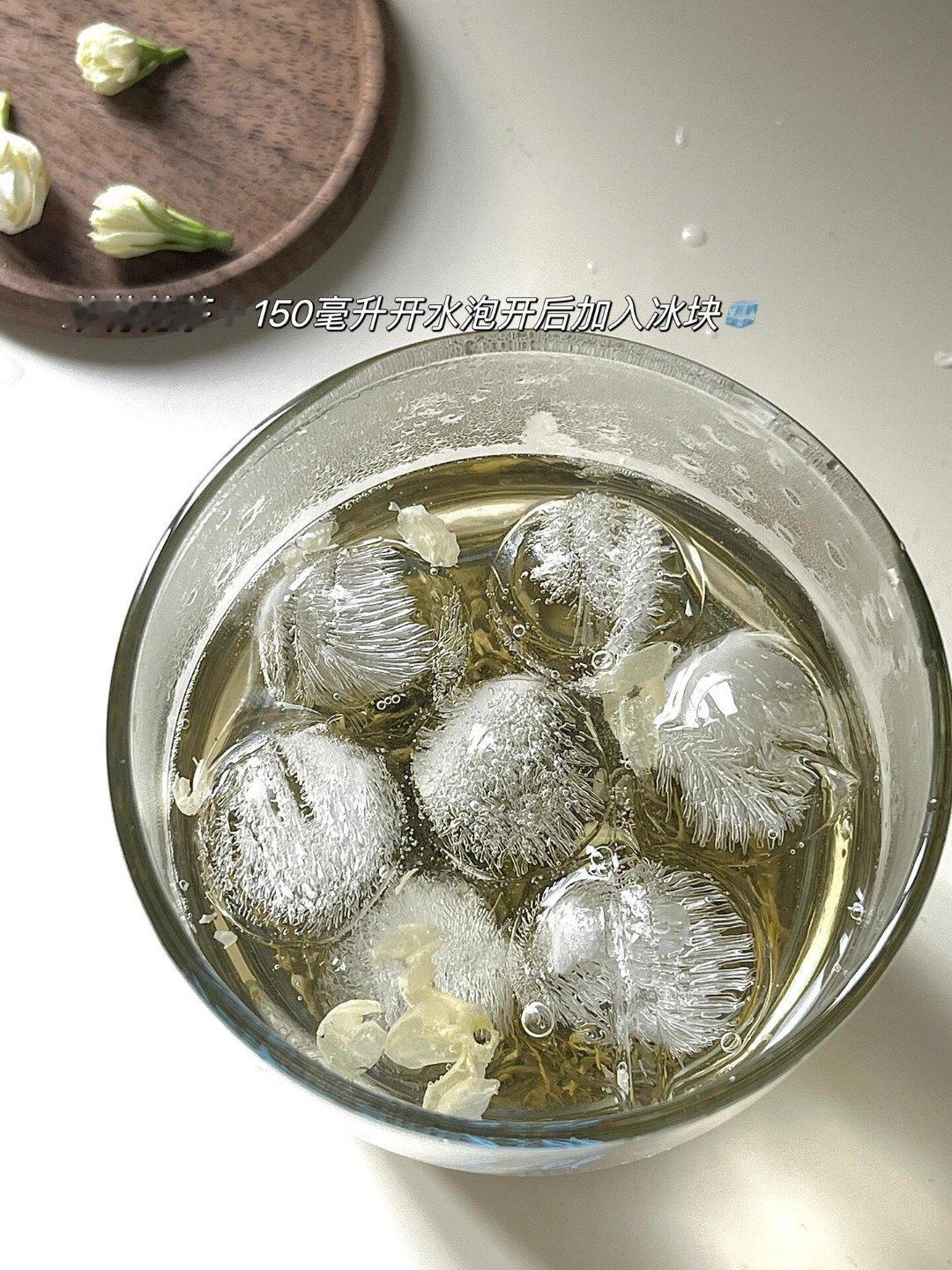就是找那一种茉莉花茶一包，然后150ml的开水，然后记得加冰块快速冷却。最后倒入