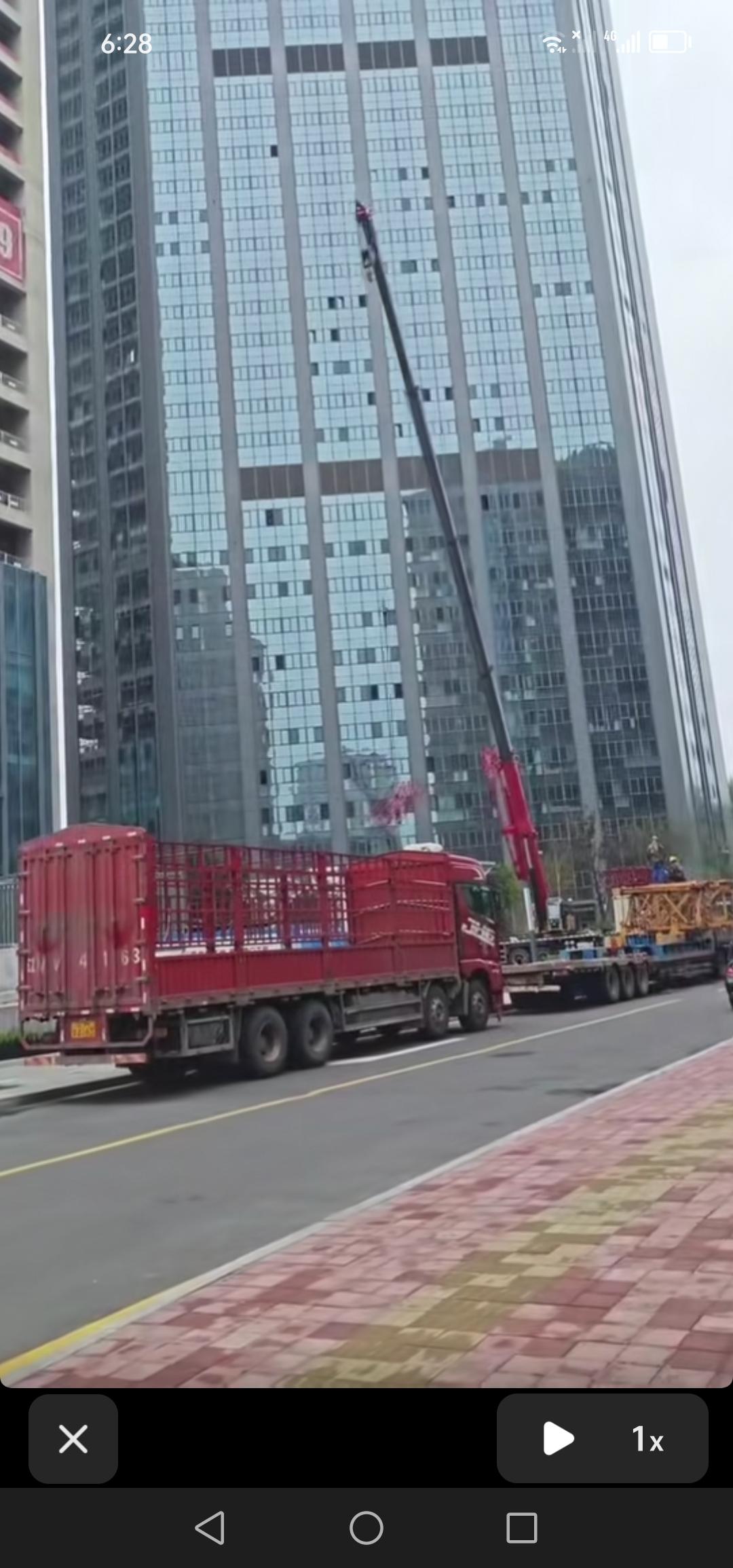 长春市宝新财富中心a塔正在安装玻璃幕墙，期待早日完工。

这座城市中央的摩天大楼