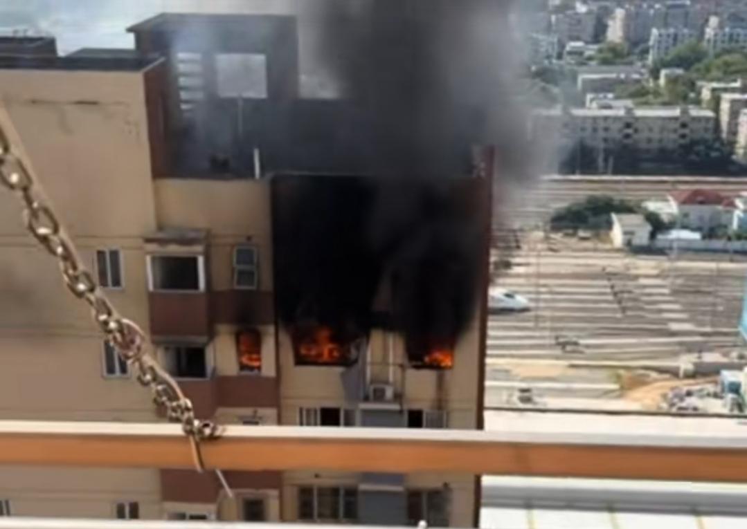 10月10日，南京鼓楼区中央路突发状况，爆炸声和浓烟打破了原先的平静。有人在大桥