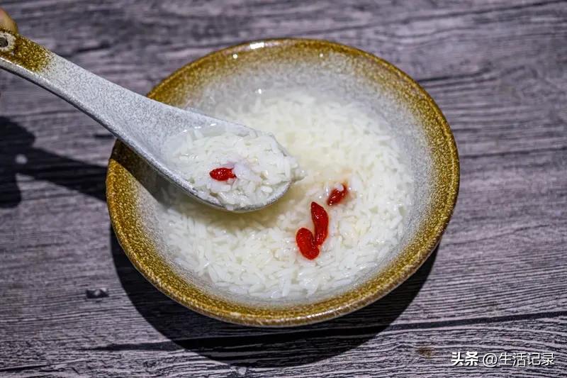 这几句话还挺有意思的，充满了生活哲理。铅笔越削越短，就像时间在不断流逝，很多东西