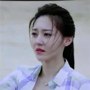 刚刚看到，《我的楼兰》歌曲的，演唱者换新人了。歌手的名字，叫艾米尔。

有网友拿