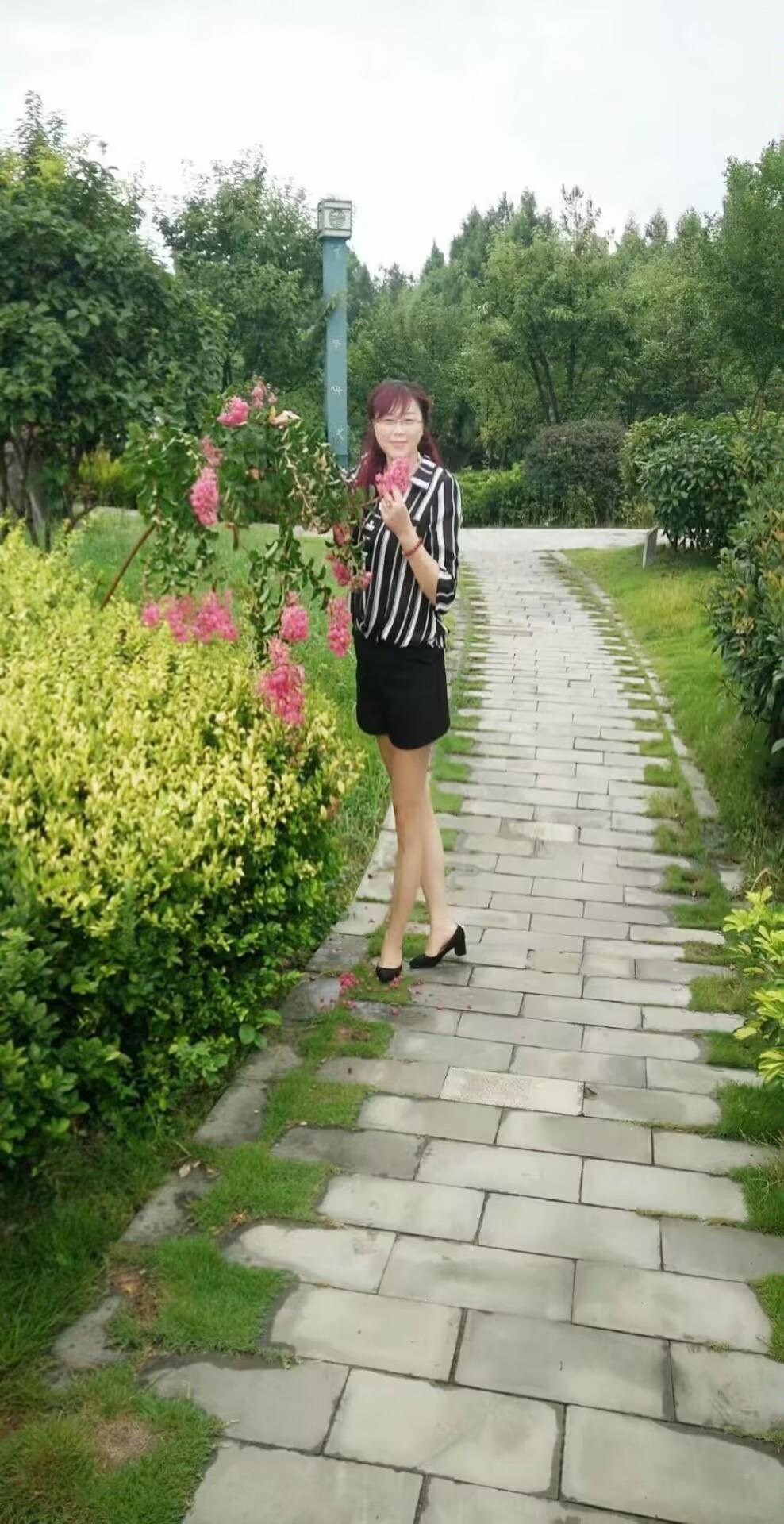 《夏至》

熏风卷垄麦初黄。
昼初长，影初藏。
畦上瓜藤，牵蔓过篱墙。
闲鸭浮塘