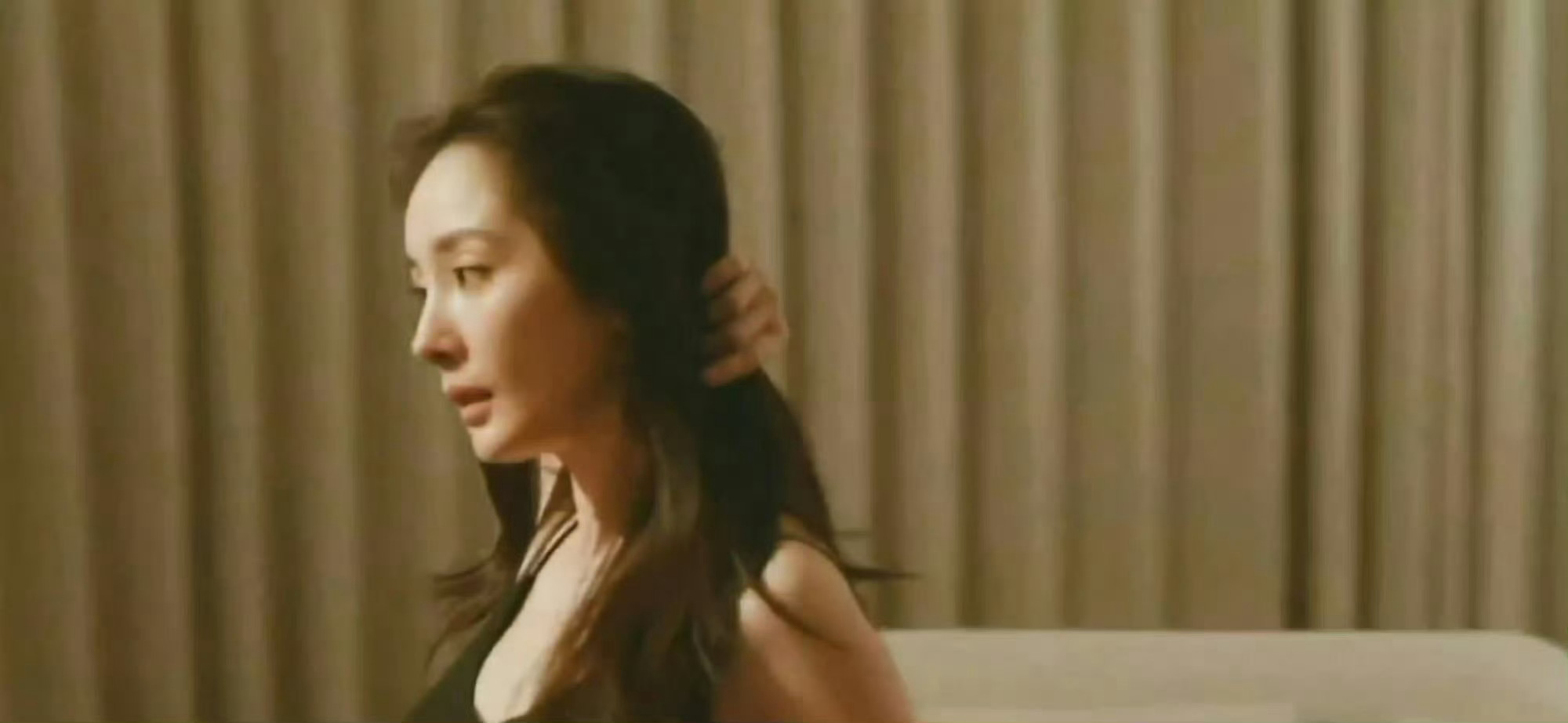 不知为何，一眼望去，不知是不是妆容的缘故，张导把刘诗诗拍的稍显油腻了，眼神戏也有