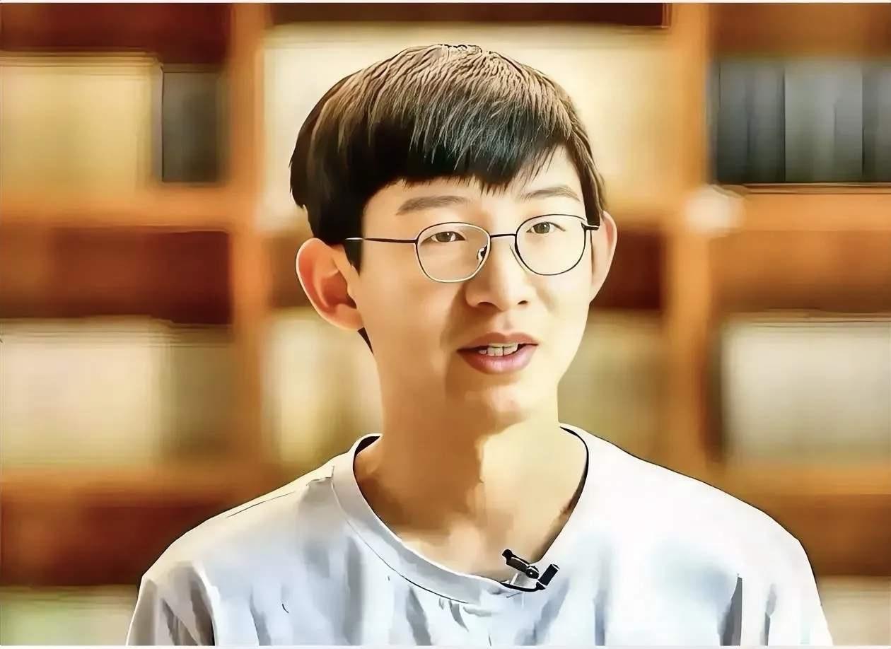 2015年，河北衡水中学文科状元刘嘉森以673分考入北大时，对着镜头抛出一句扎心