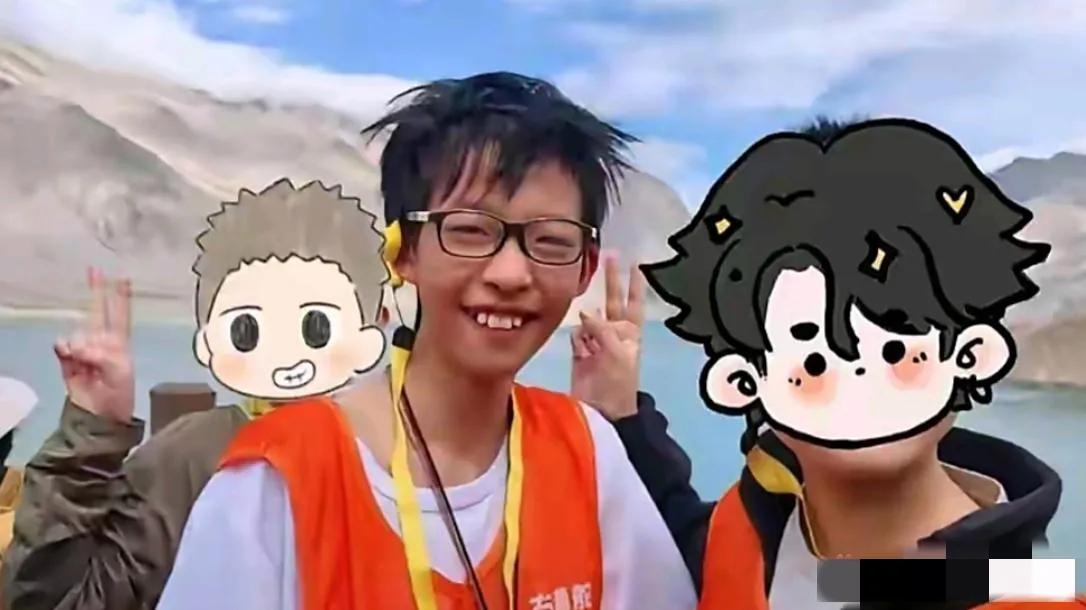 姚晨晒自己12岁儿子的照片。细看其实挺象妈妈。牙和眼睛都很随姚晨。

说实话，姚