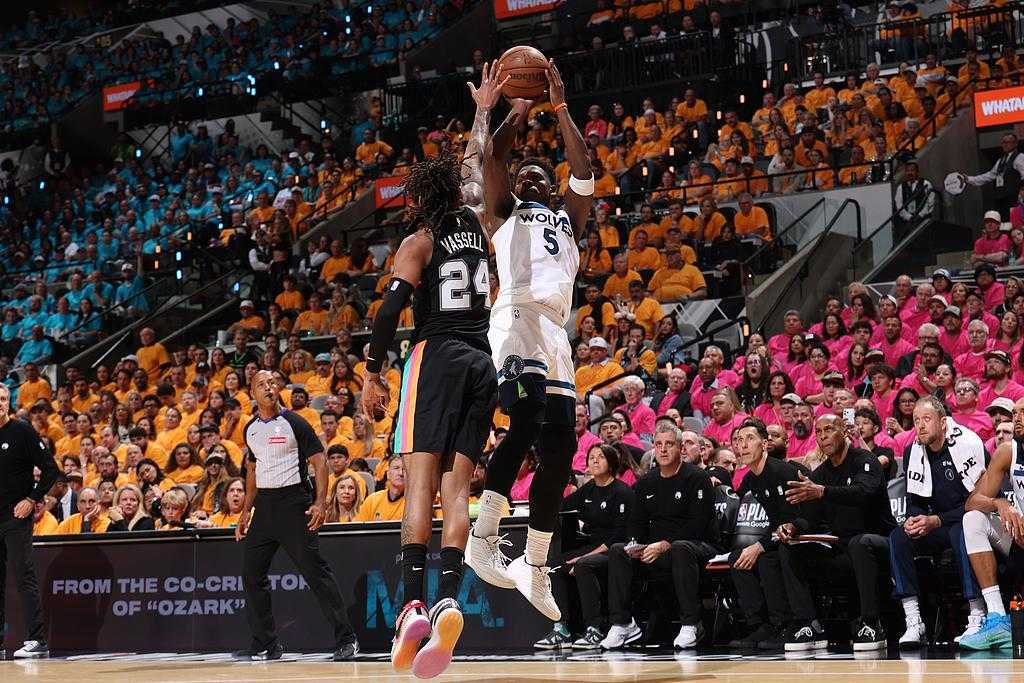 森林狼客场掀翻马刺1-0 华子复出18分文班12帽三双5月5日报道：NBA季后赛