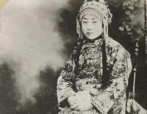 1900年，一伙德军闯入北京一家妓院，刚要玷污一名女子，便听见女子用流利的德语说