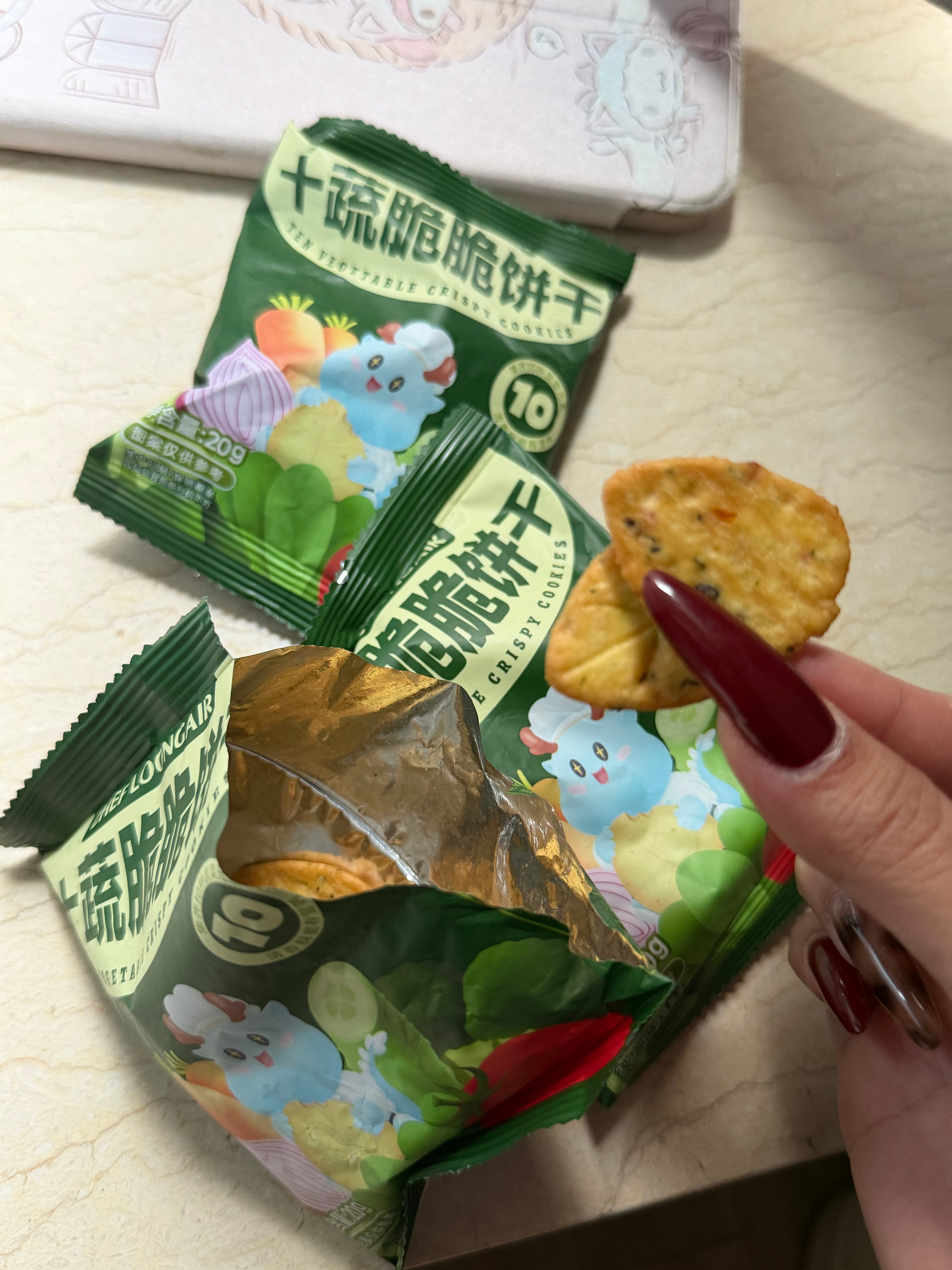 我靠，你们知道吗？这个小饼干就是我以前小时候吃的那种特别好吃的香香脆脆蔬菜，小饼