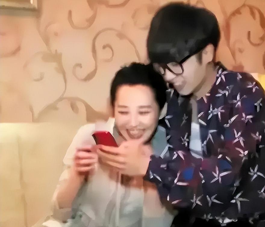 这篇文章说的是54岁许晴被传与华晨宇恋爱的事，瞬间引发热议，话题不小。
许晴的经