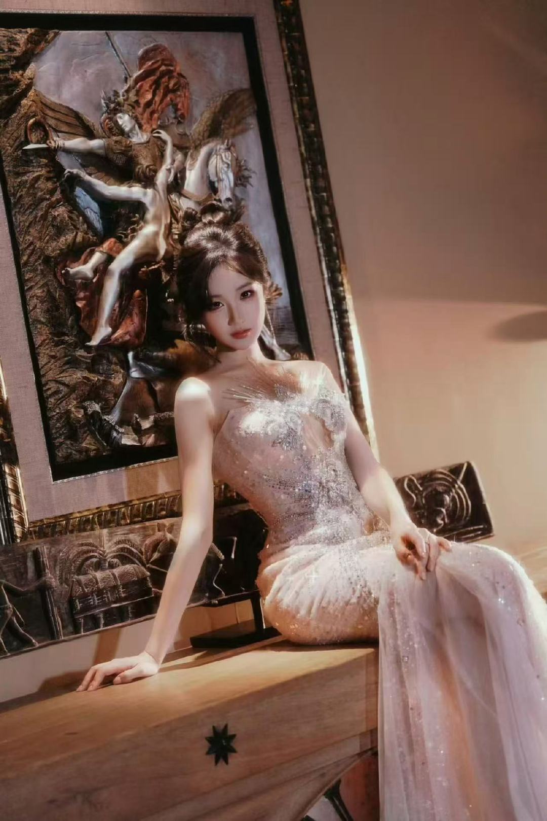 短剧演员百花奖红毯 看到短剧演员在百花奖红毯上自信亮相，感觉整个行业都在往前走。
