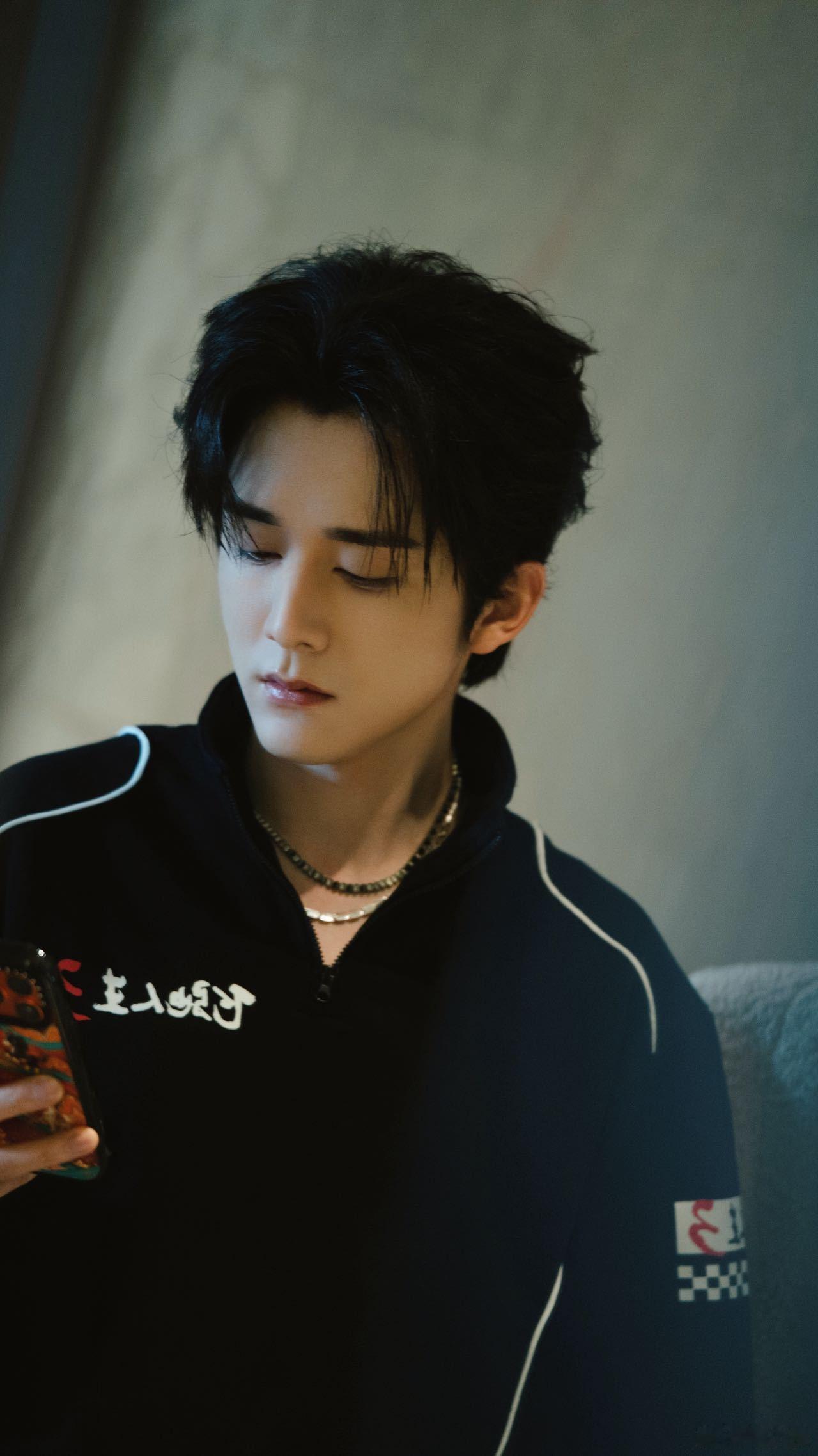 不想上班想上张新成的车 谁看了不喊一句绝！张新成开老爷车也太有魅力了🥰，白皮衣