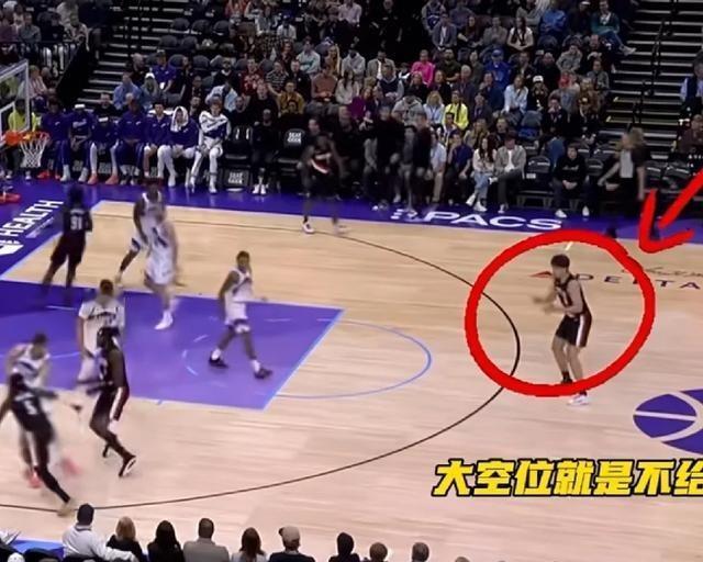 杨瀚森空位没人传，弧顶三米无人也无人传球，伸手要球遭无视。这场景看得人直挠头啊，
