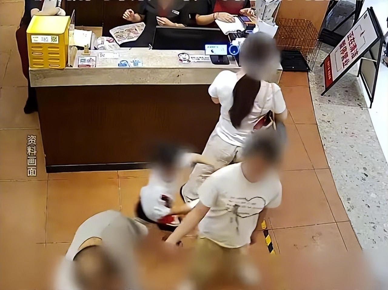 长沙餐厅这事最容易犯两个错：
一是拿“性骚扰”去定性4岁孩子，二是把所有责任简单