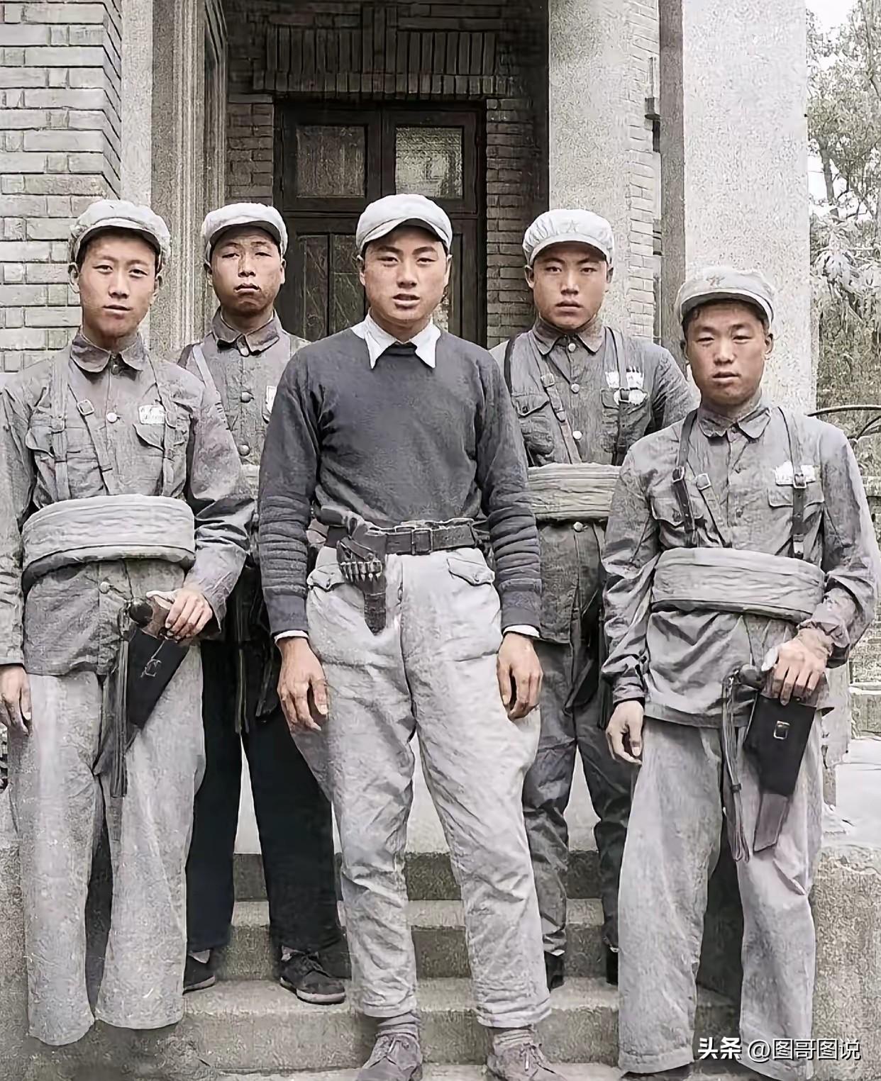 照片中的五人绝对不是普通的战士，他们的真实身份是警卫排战士，只见排长站在中间，腰