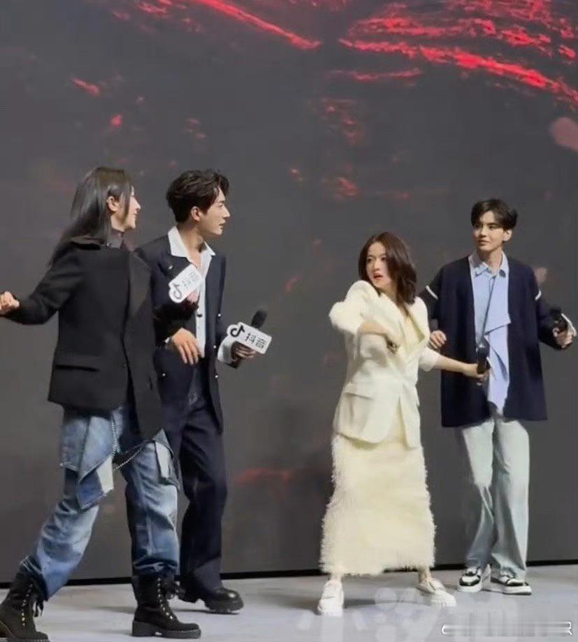 吴谨言这大肚子还拼命营业[挖鼻] ​​​