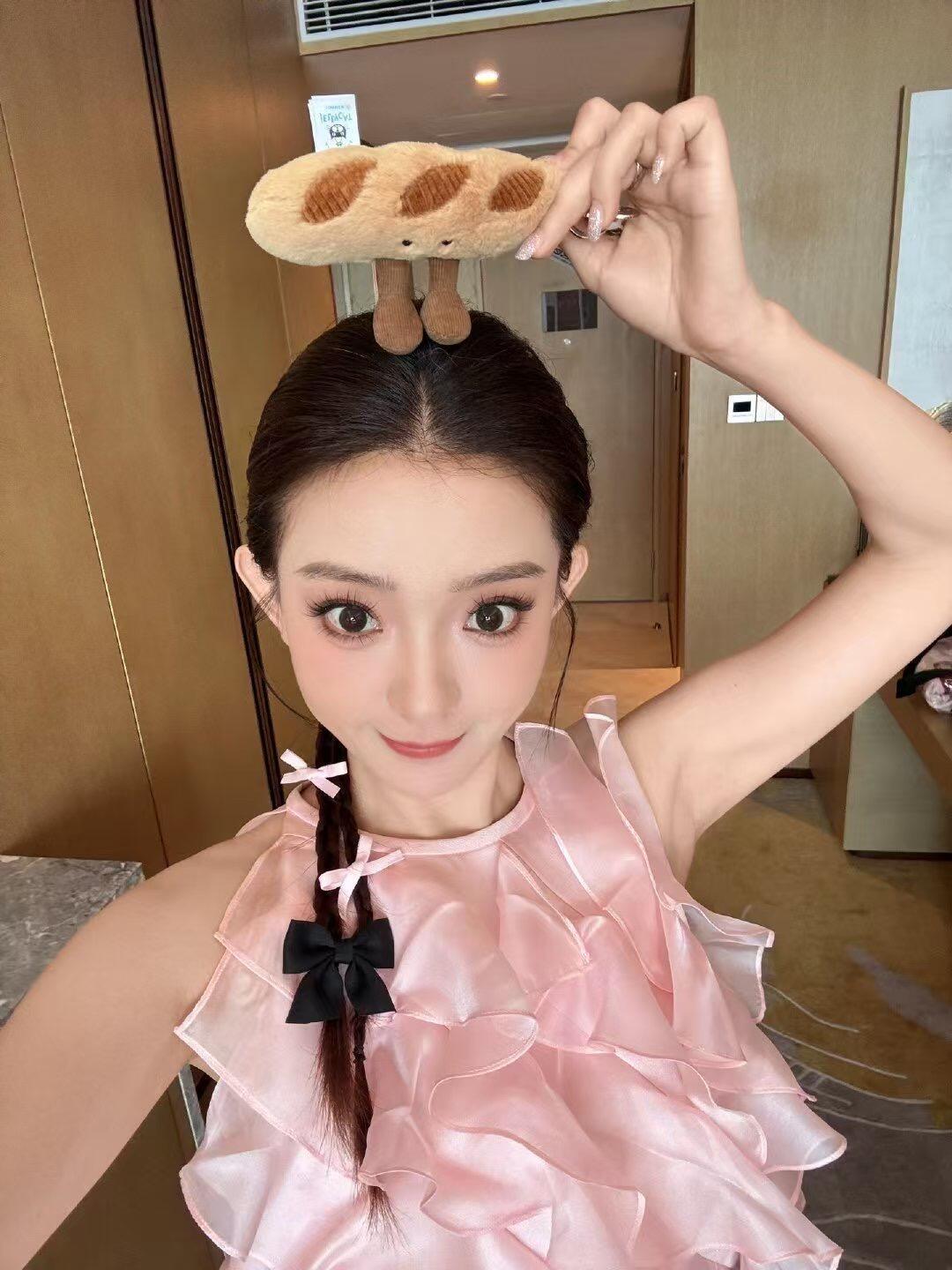 罗予彤回应乘风抱团争议能够在舆论声中冷静解释，罗予彤希望大家可以看见姐姐们之间真