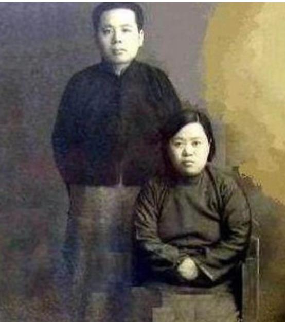 1913年，张恨水新婚之夜，刚回到婚房，他就迫不及待的把新娘子抱到了床上，气还没