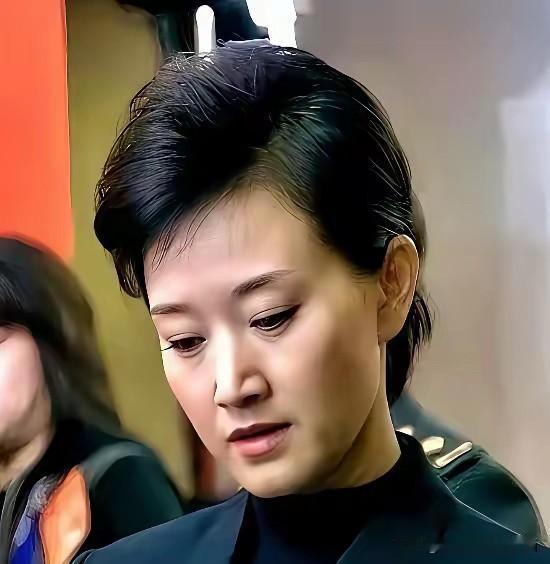 宋祖英是女歌手里最漂亮的一个，颜值可以堪比古典美人朱琳，活脱脱一个美人胚子，现在