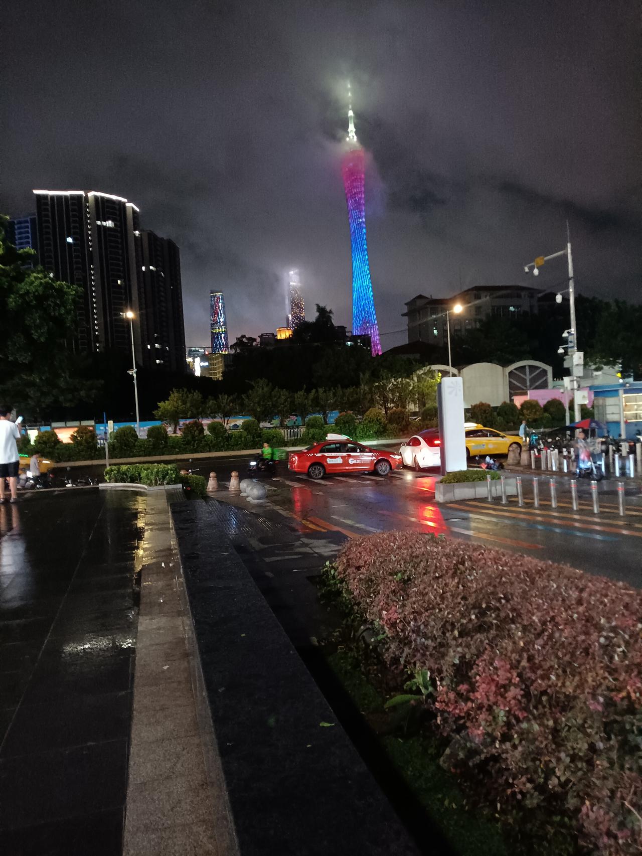 广州新港路丽影广场遥望广州著名的广州塔。



广州塔夜晚时间，会变换五颜六色的
