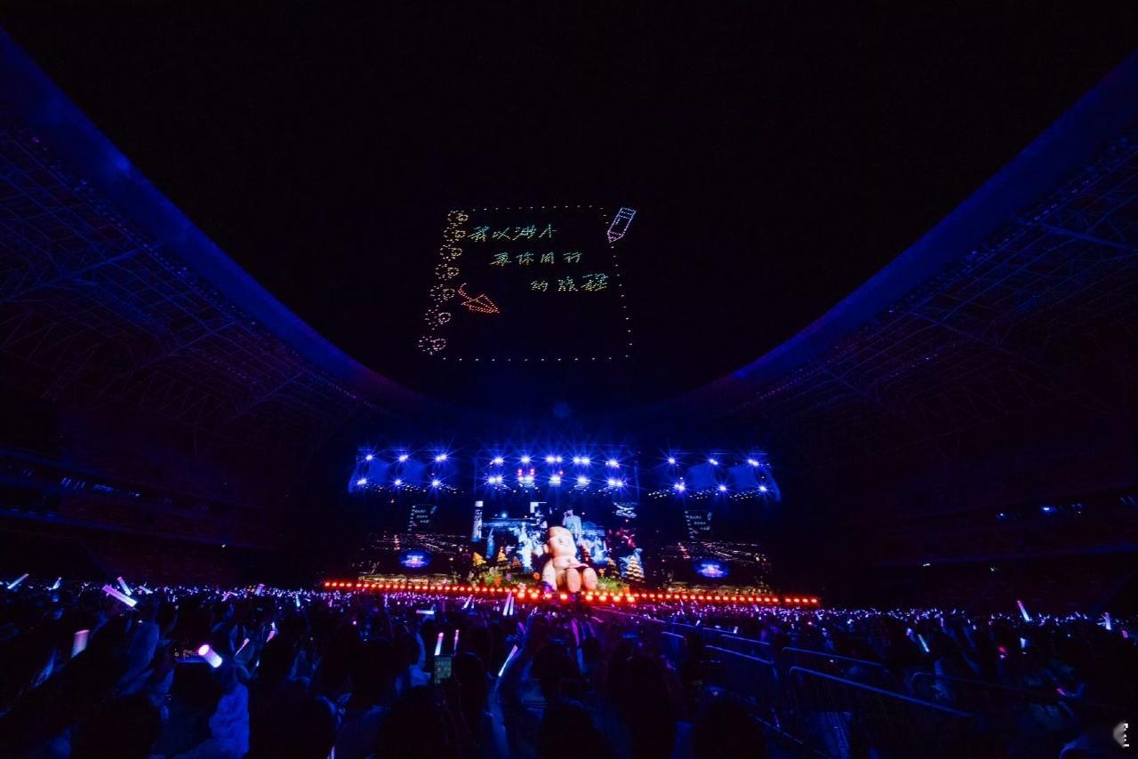 日子和周深过真的不一样 谁说演唱会只是听歌？周深把每场演出升级成沉浸式宠爱现场，