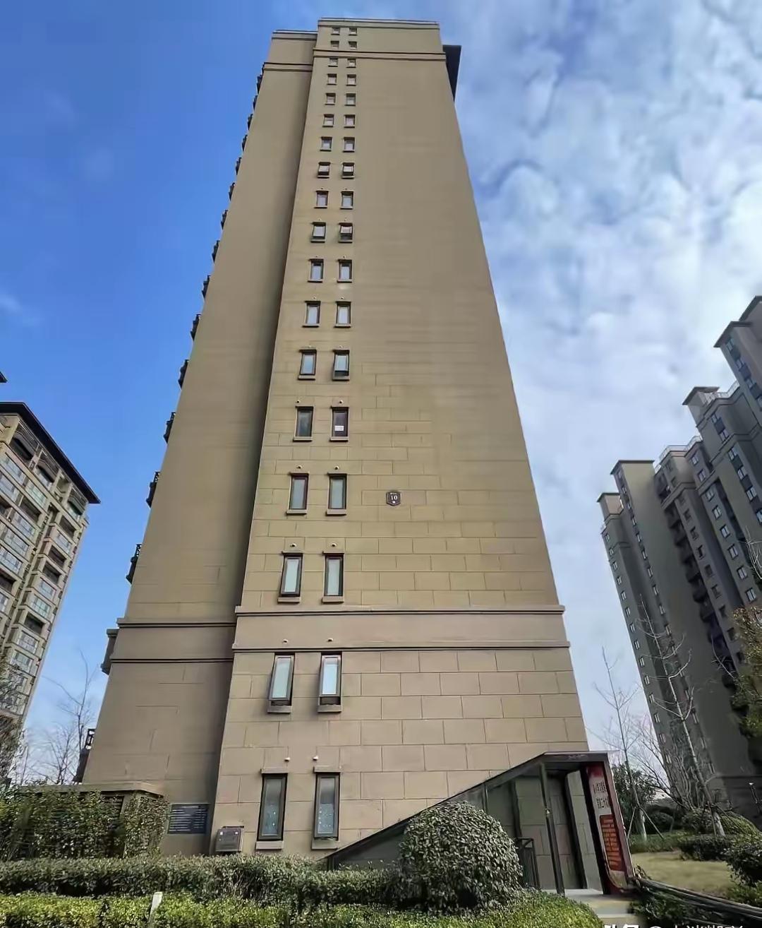 我的妈呀！15岁的娃从18楼跳下去，昏迷13天醒了，第一句话居然是“爸，我还能上