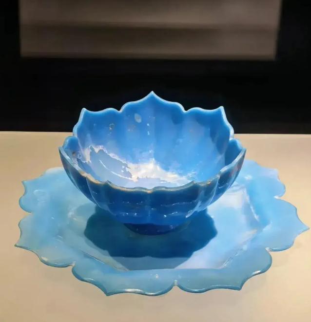 莲花形玻璃托盏，元代古物，出土于定西市漳县汪氏家族墓群之汪惟孝墓，盏高4.9厘米