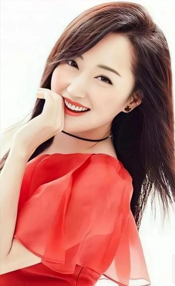 官媒发文，54岁杨钰莹再次突破，甩了“甜歌皇后”标签，这才是经典的狠劲

提起杨
