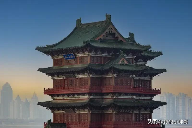 小米的王腾大帝被辞退了，
同一天，
OPPO的Monica辞职了，
王腾也是op