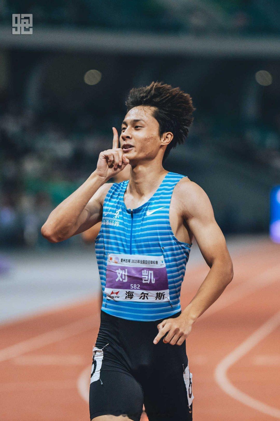刘凯45秒06这一枪，隔空对决战胜了美国小孩哥昆西。后者在2025年美国田径锦标