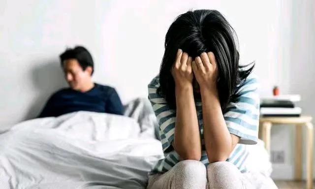 重庆的出租屋内，一声惨叫划破了寂静，一个年轻女人瑟瑟发抖地站在血泊中，手中紧握着