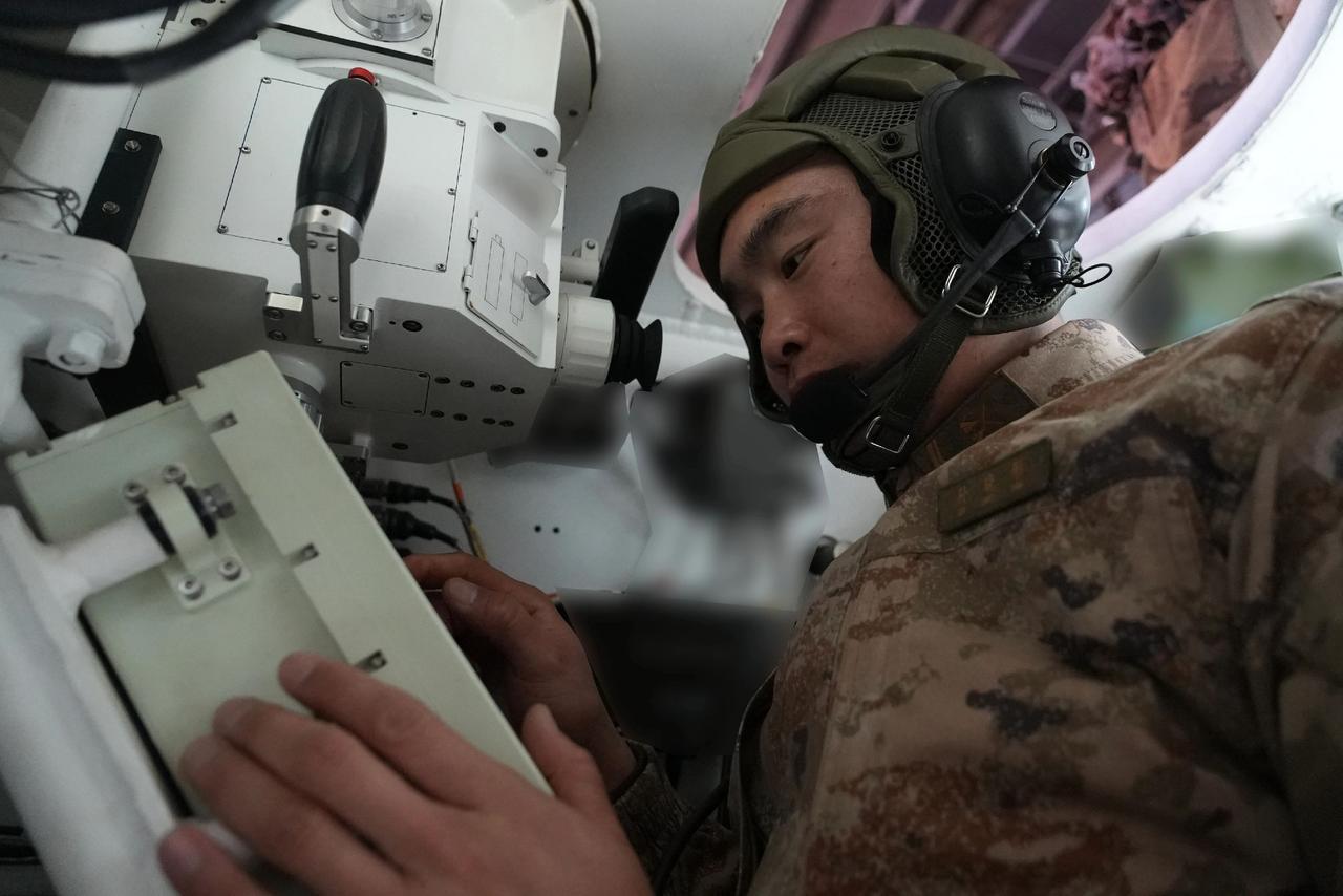 孙晓彤，2016年9月入伍，班长兼射击技师。入伍十年来，先后荣获“四有”优秀士兵