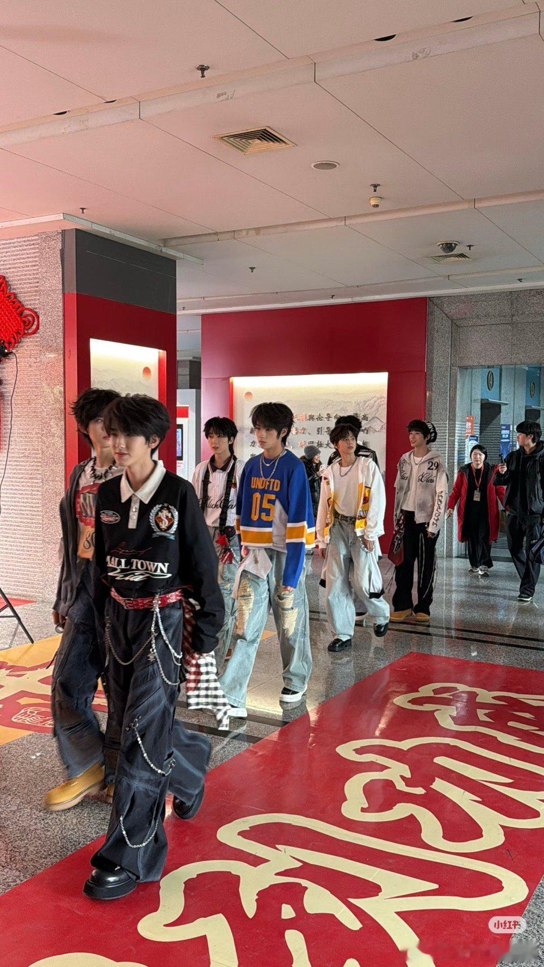 老肆肆川渝春晚录制妆造怎么样？！ 