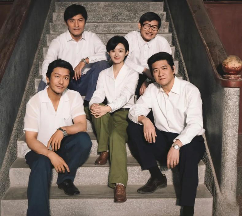 黄晓明剃光胡子，赵丽颖素颜出镜，这部央视新剧把“真实”二字刻进了骨子里。
一部剧