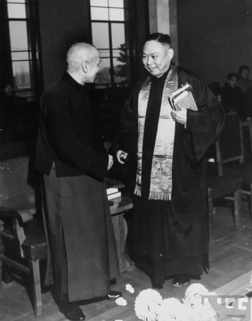 这是1948年，蒋介石在南京美龄宫的凯歌堂做礼拜时，在和牧师谈话。
      