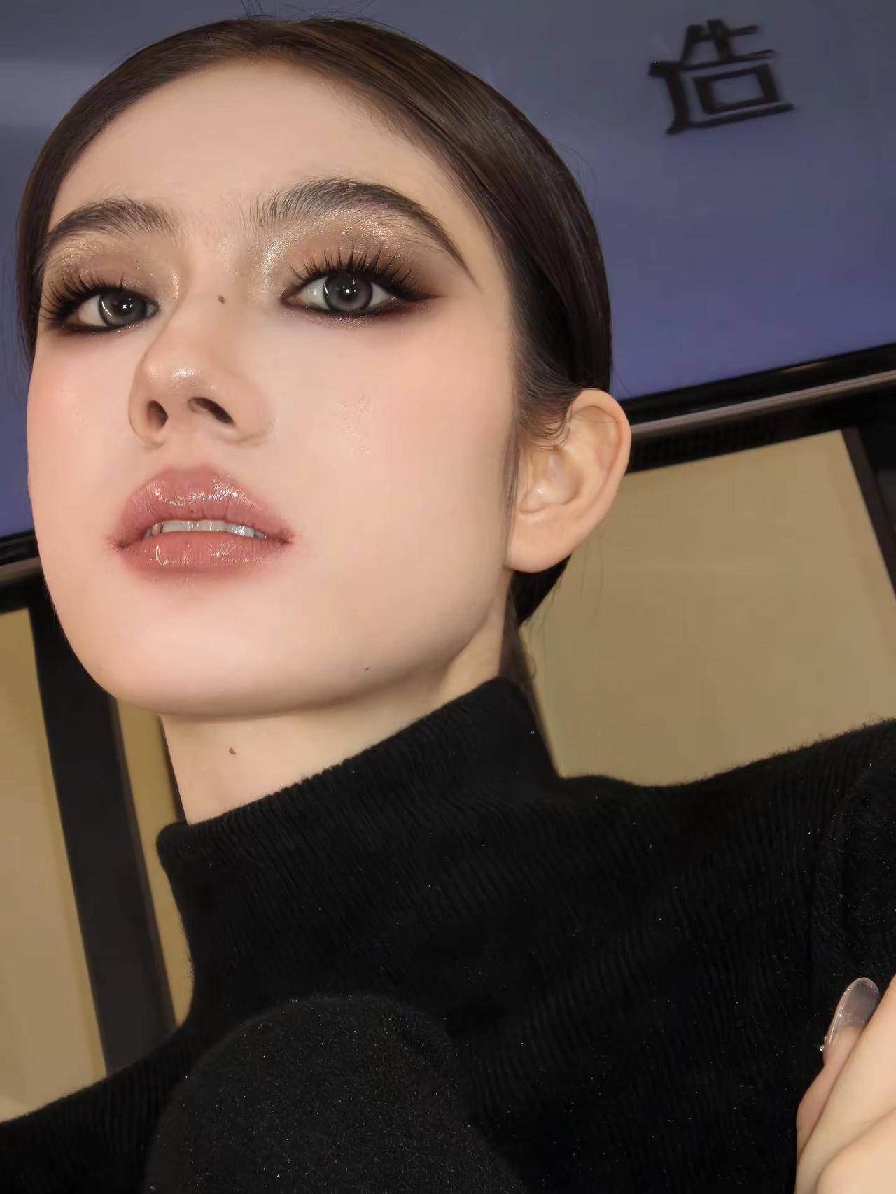 冻结了时间冻结了初遇那一天。高级感拿捏到位 高级感混血妆容 贵气感妆容 拿捏高智