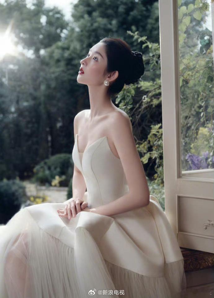 王玉雯复古红唇 微博视界大会红毯造型🈶 好美[爱慕] 微博视界大会 ​​​