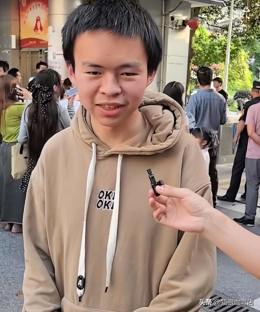 贺秀堂蹲在考点门口的水泥桩子上，怀里那袋鸡蛋揣了七八个小时了。他凌晨四点爬起来翻