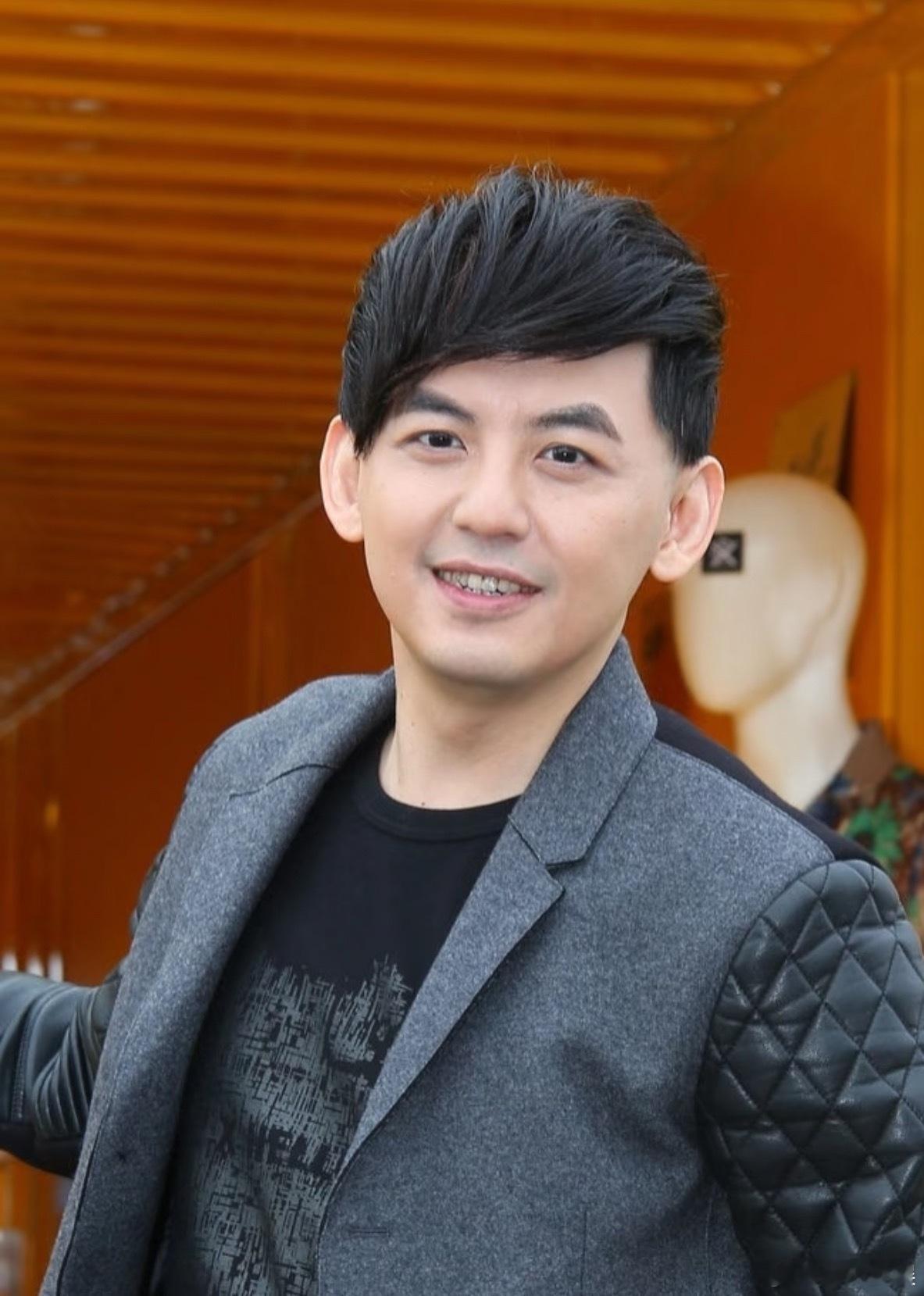黄子佼肇事逃逸黄子佼纯纯大坏人啊，实至名归的劣迹艺人！！！ ​​​